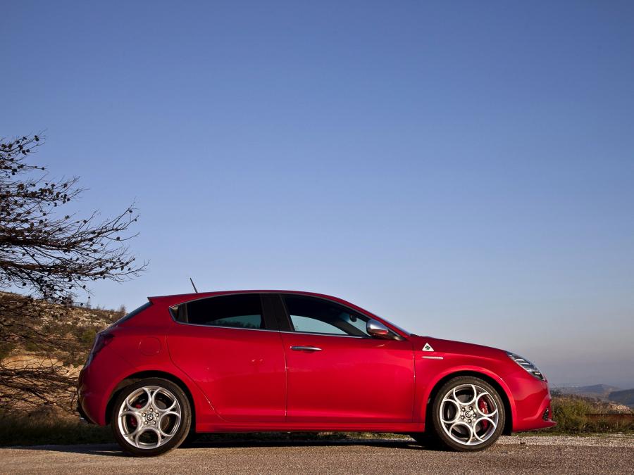  Alfa Romeo Giulietta Quadrifoglio Verde (940) 2010 года  (фото 41 из 48)